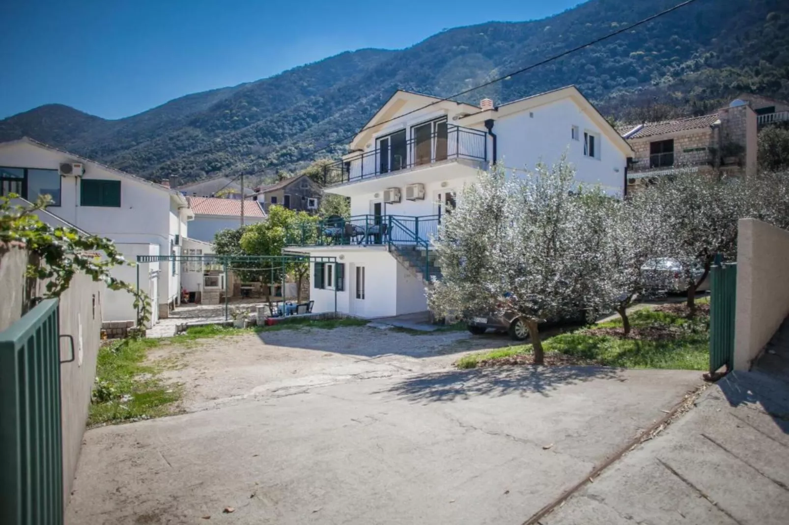 Charming Seaside Escape in Kotor - One Bedroom Apartment with Sea View 2-Buitenlucht