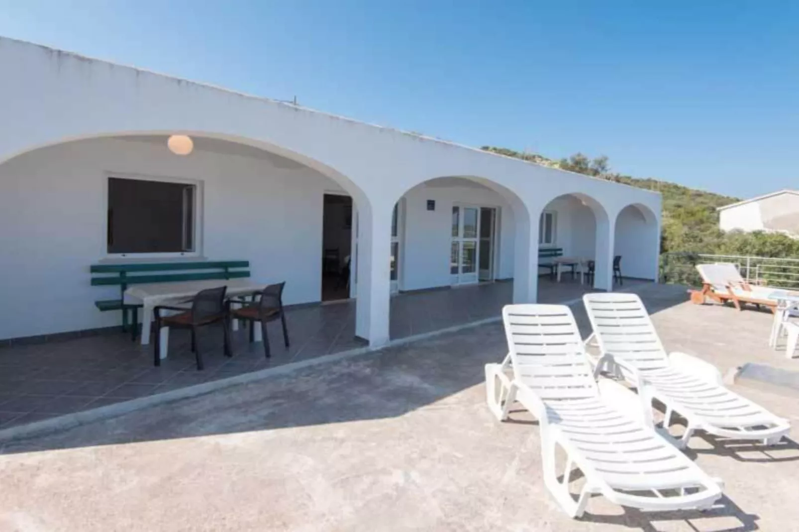 Spacious and Cozy Seafront Apartments - Two Bedroom Apartment  with Terrace and Sea View-Buitenlucht