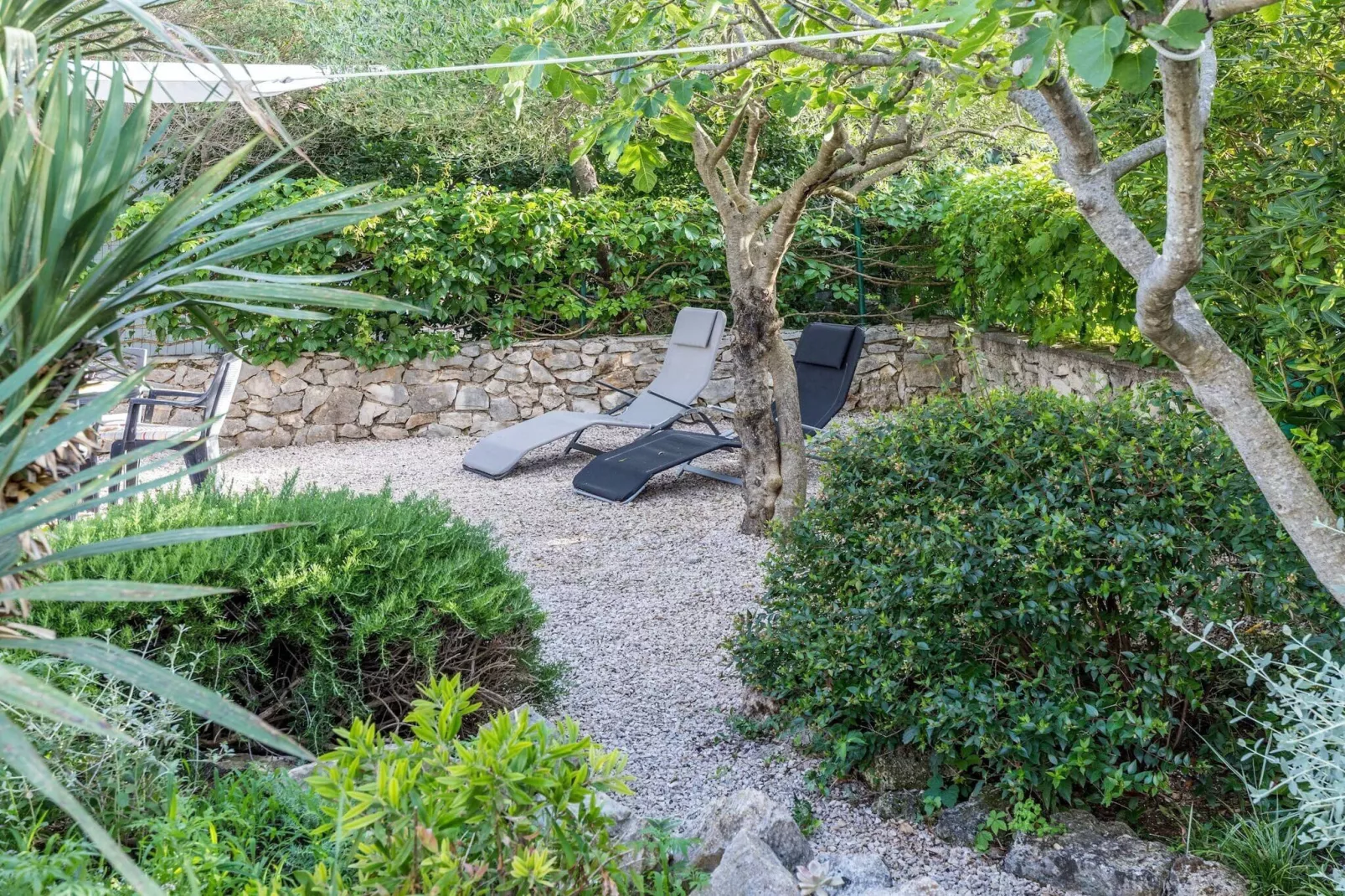 Beach apartment Jadrija-Tuinen zomer