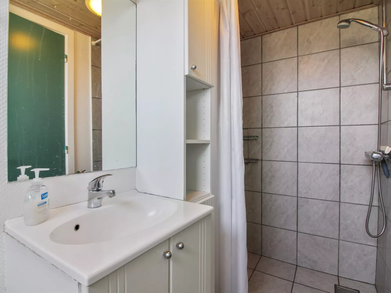 "Harry" - 100m from the sea-Binnen