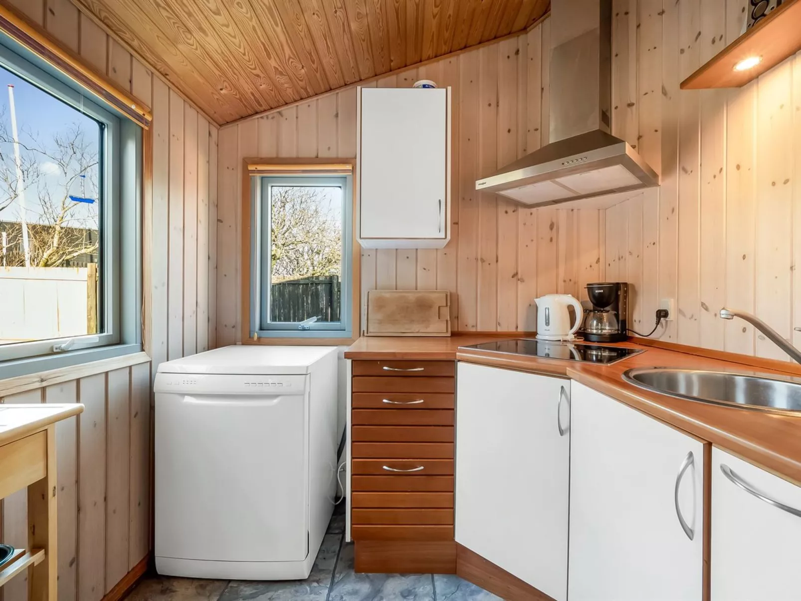 "Alpi" - 250m to the fjord-Binnen