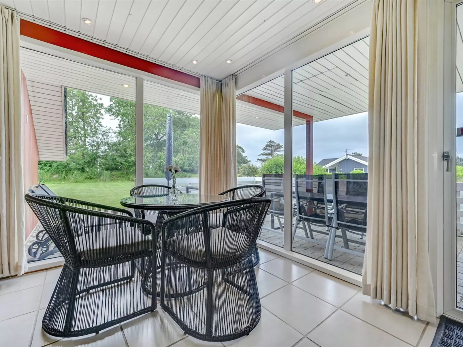 "Emly" - 1.1km from the sea-Binnen