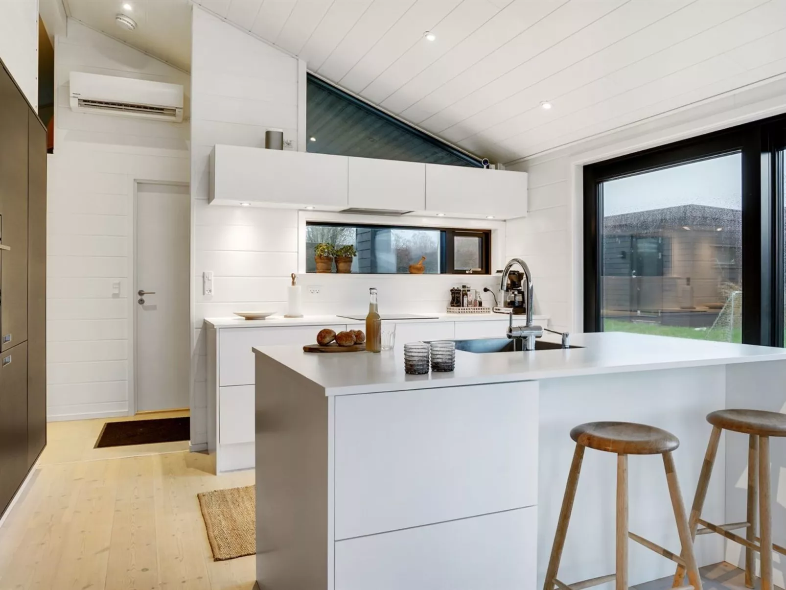 "Kjell" - 100m from the sea-Binnen