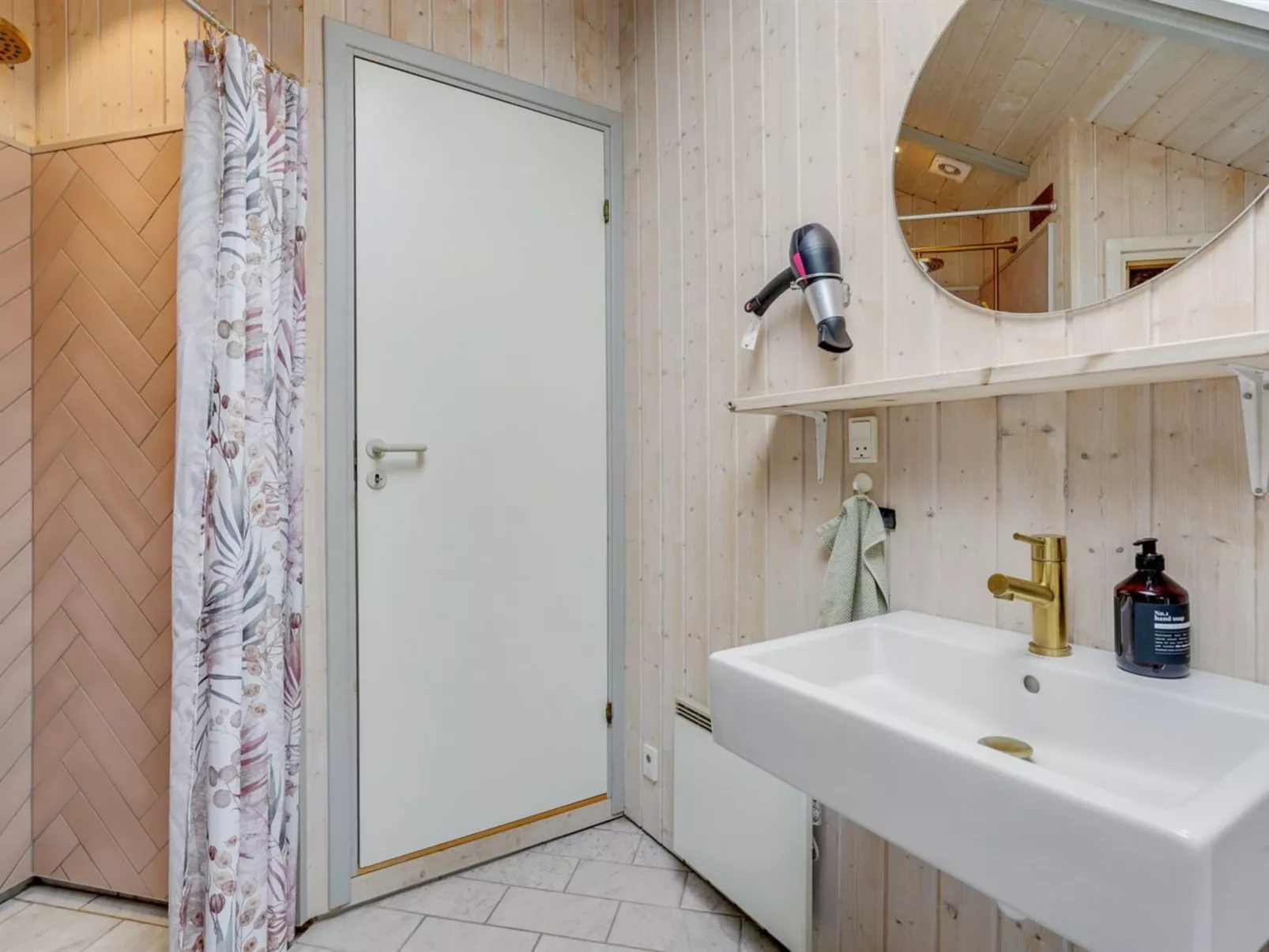 "Ely" - 300m from the sea-Binnen