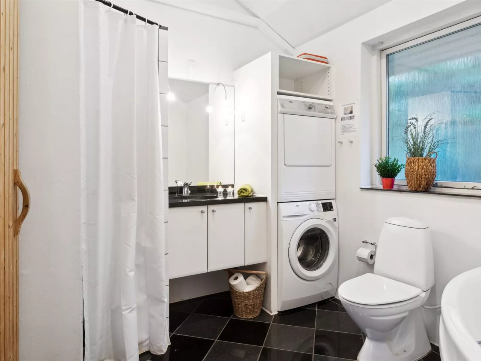 "Guri" - 600m to the fjord-Binnen