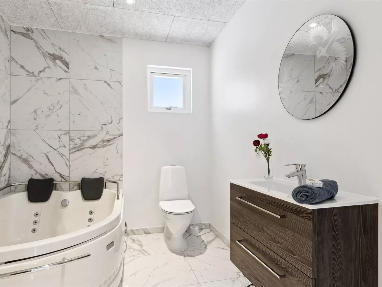 "Scalli" - 1.5km to the fjord-Binnen