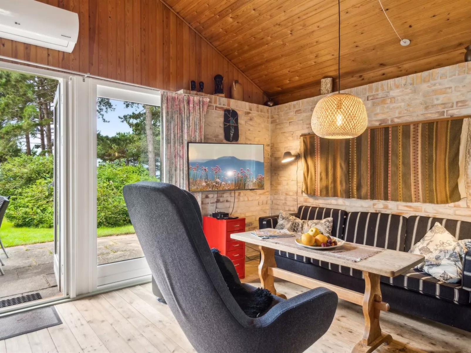 "Uschi" - 86m from the sea-Binnen