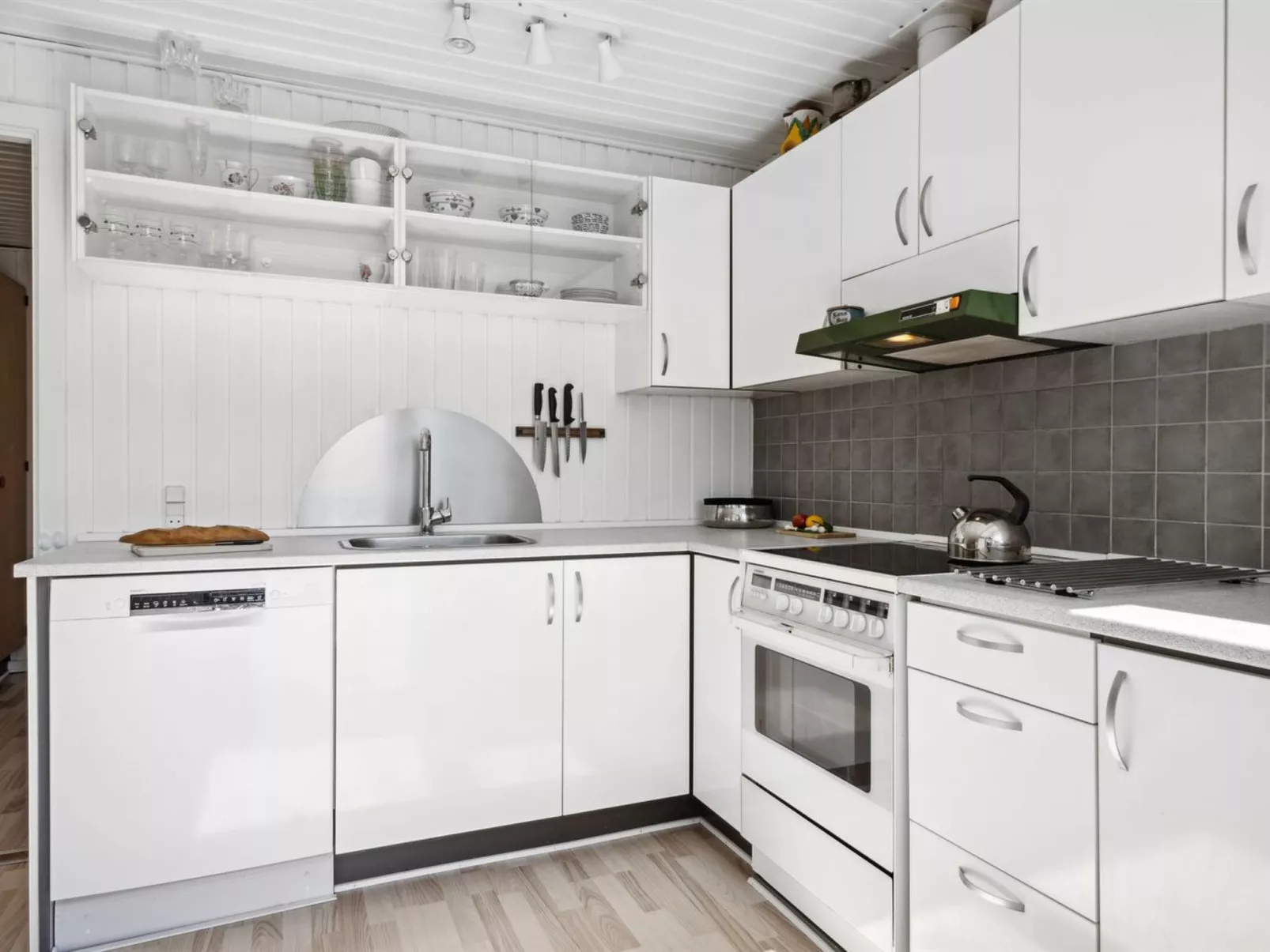 "Manfred" - 250m from the sea-Binnen