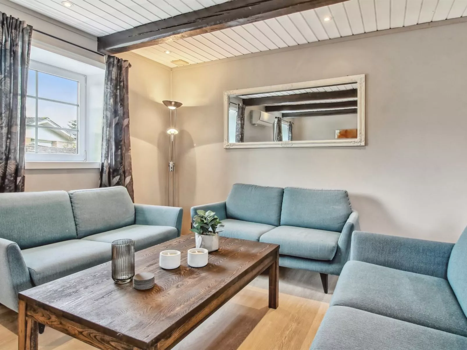 "Law" - 400m from the sea-Binnen