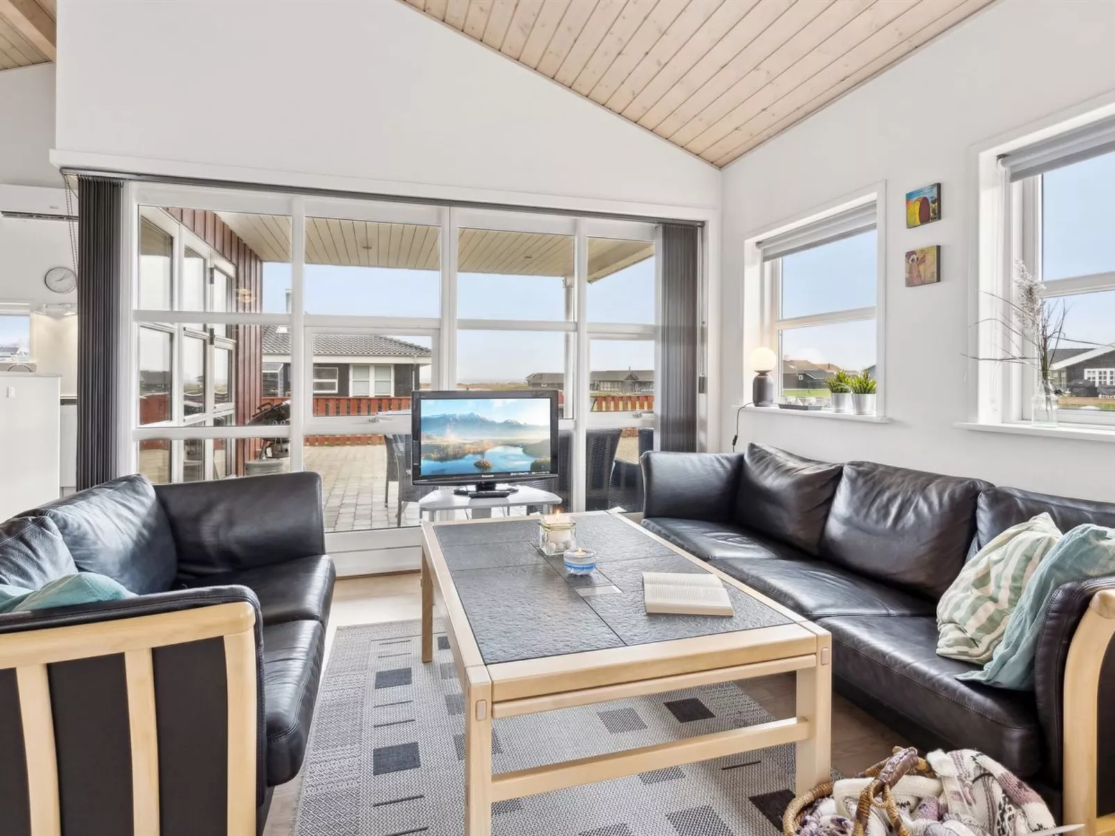 "Aira" - 200m from the sea-Binnen