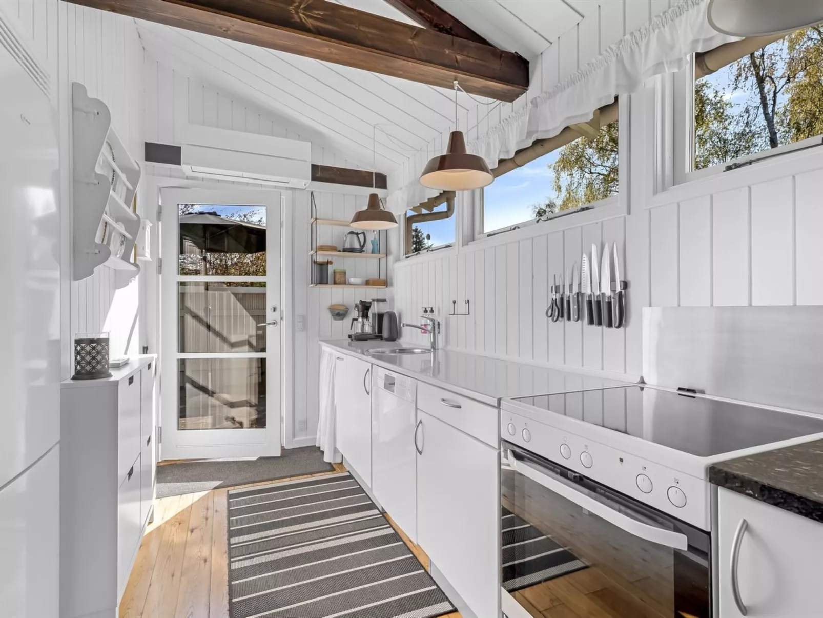 "Jalina" - 500m from the sea-Binnen