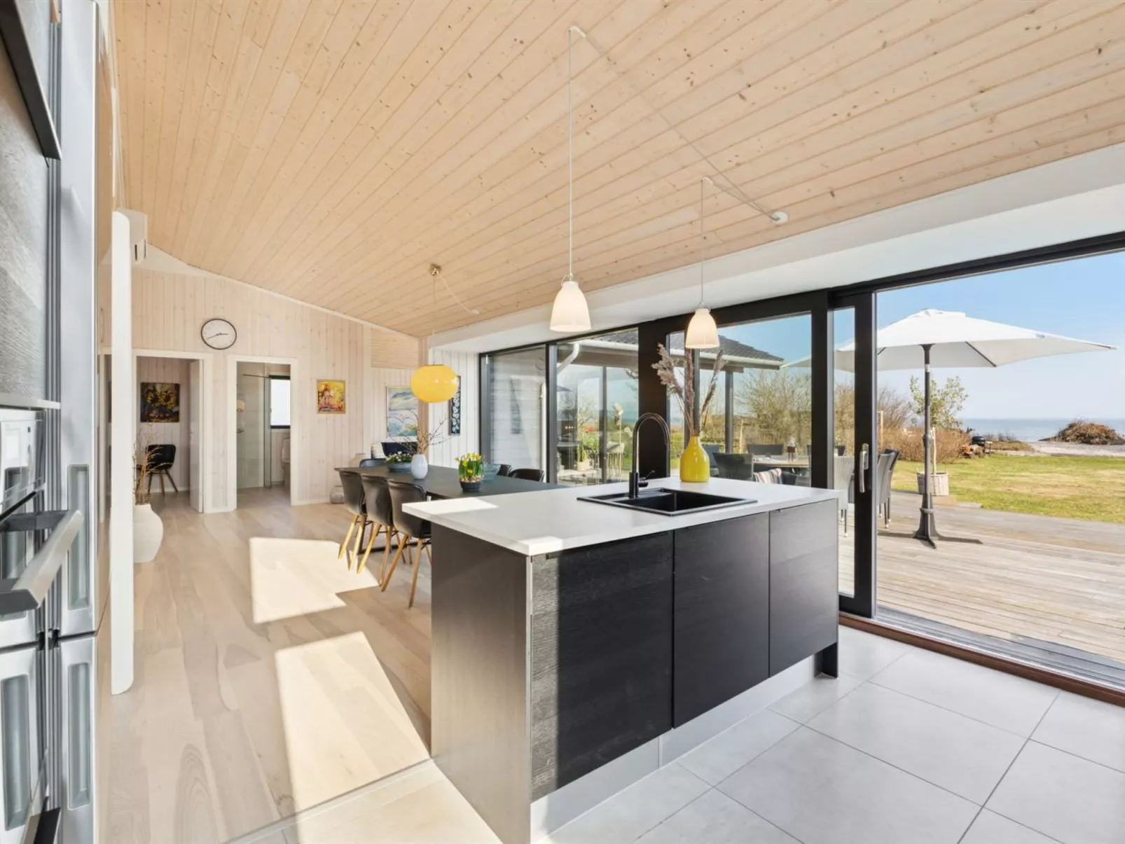 "Viveke" - 10m from the sea-Binnen