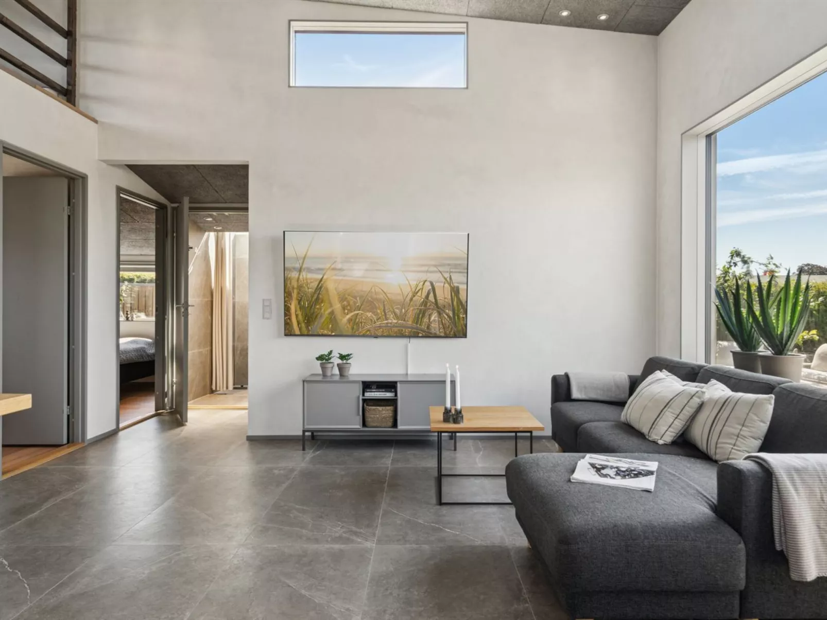 "Elvie" - 150m from the sea-Binnen