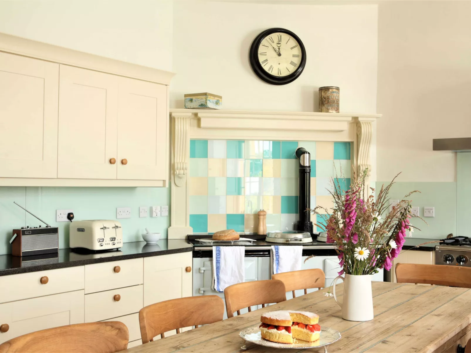 Historic Castle on River Tamar-Binnen