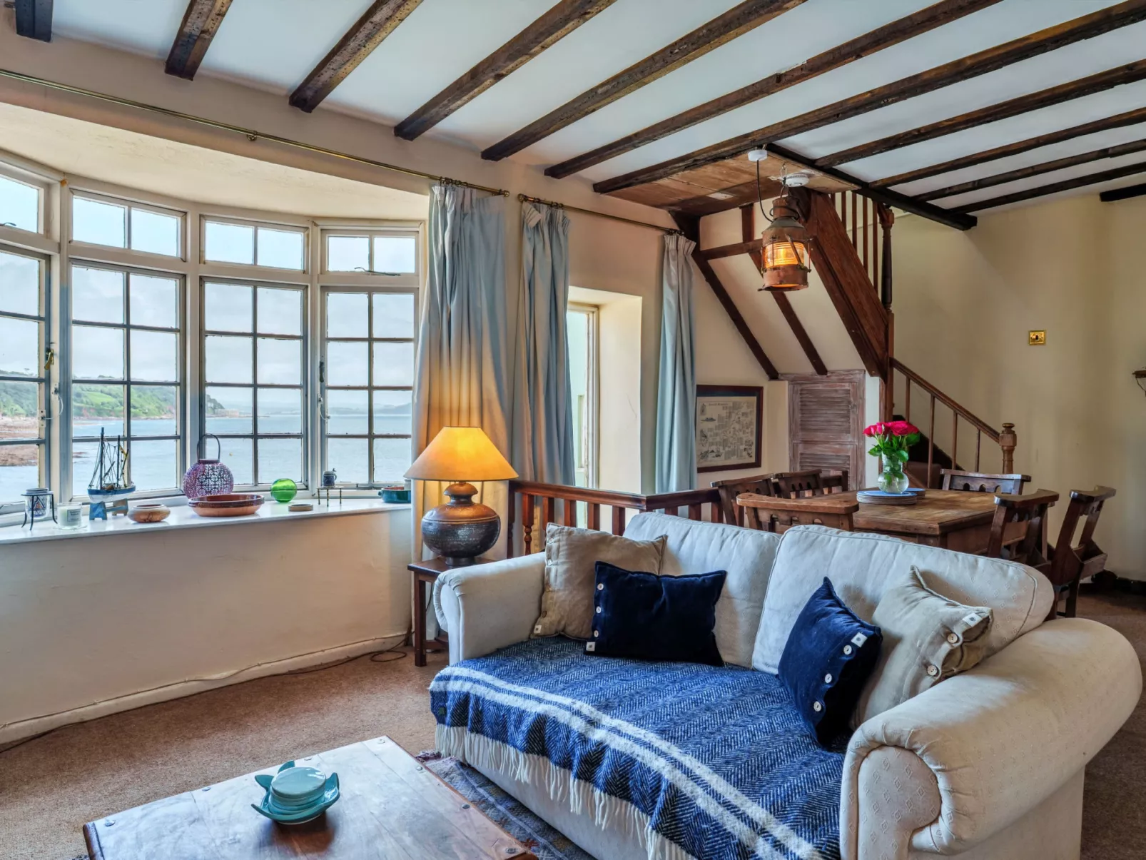 April Cottage-Binnen