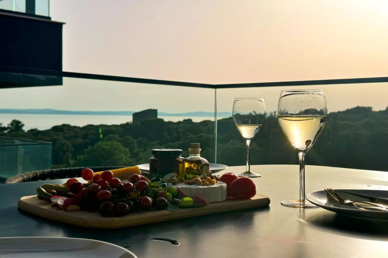 Leonarda Waterfront Residences- Three-Bedroom Penthouse with Infinity Pool (The Skyview Penthouse) - S4-Terras