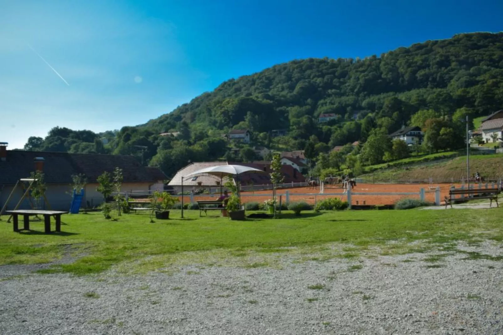 Zevnik Quiet Retreat with Stunning Views and Equestrian Activities - Standard One Bedroom Apartment-Buitenlucht