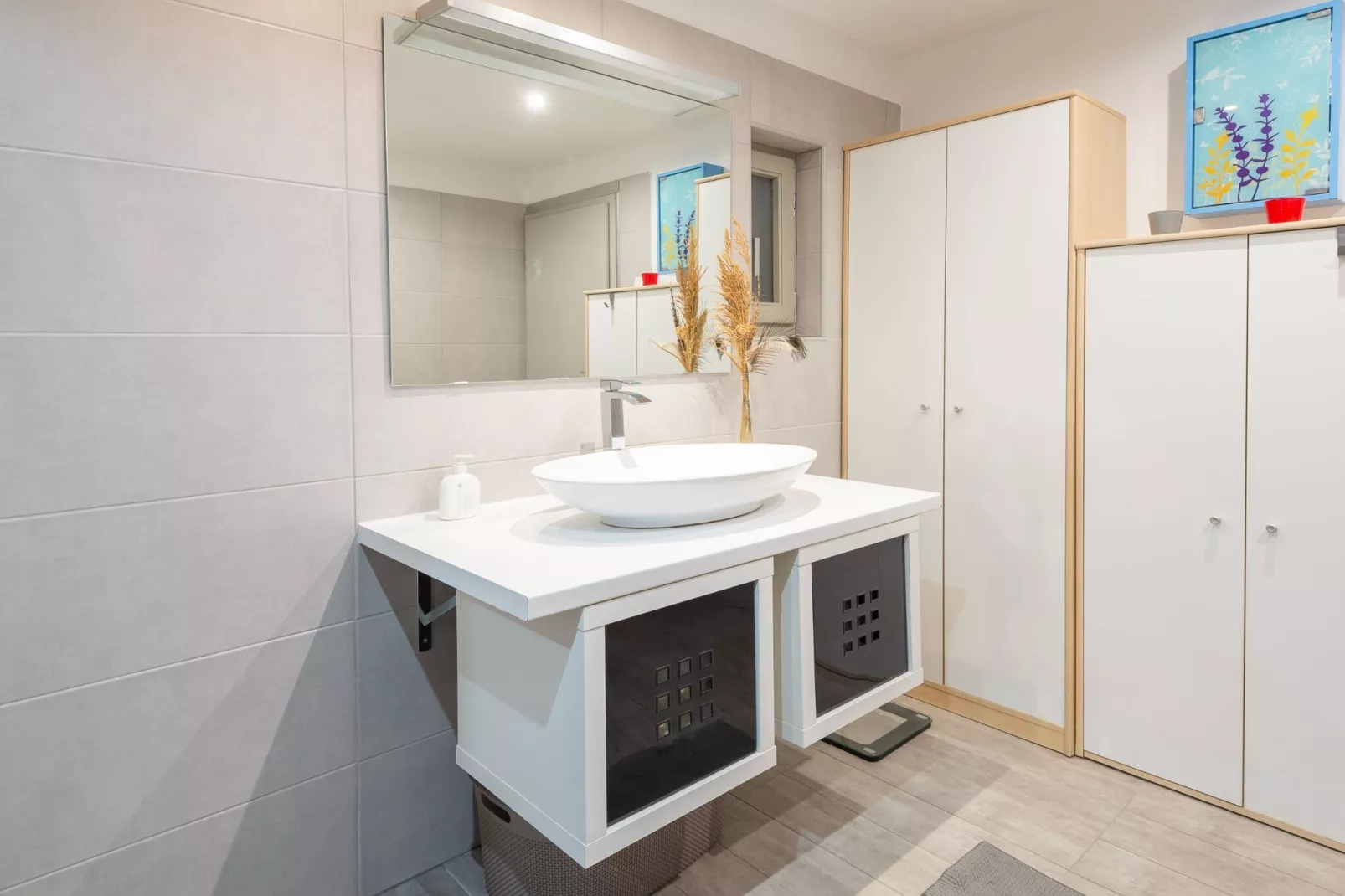 Family-Friendly Serene Retreat Holiday Home - Four Bedroom Holiday Home  with Terrace-Badkamer