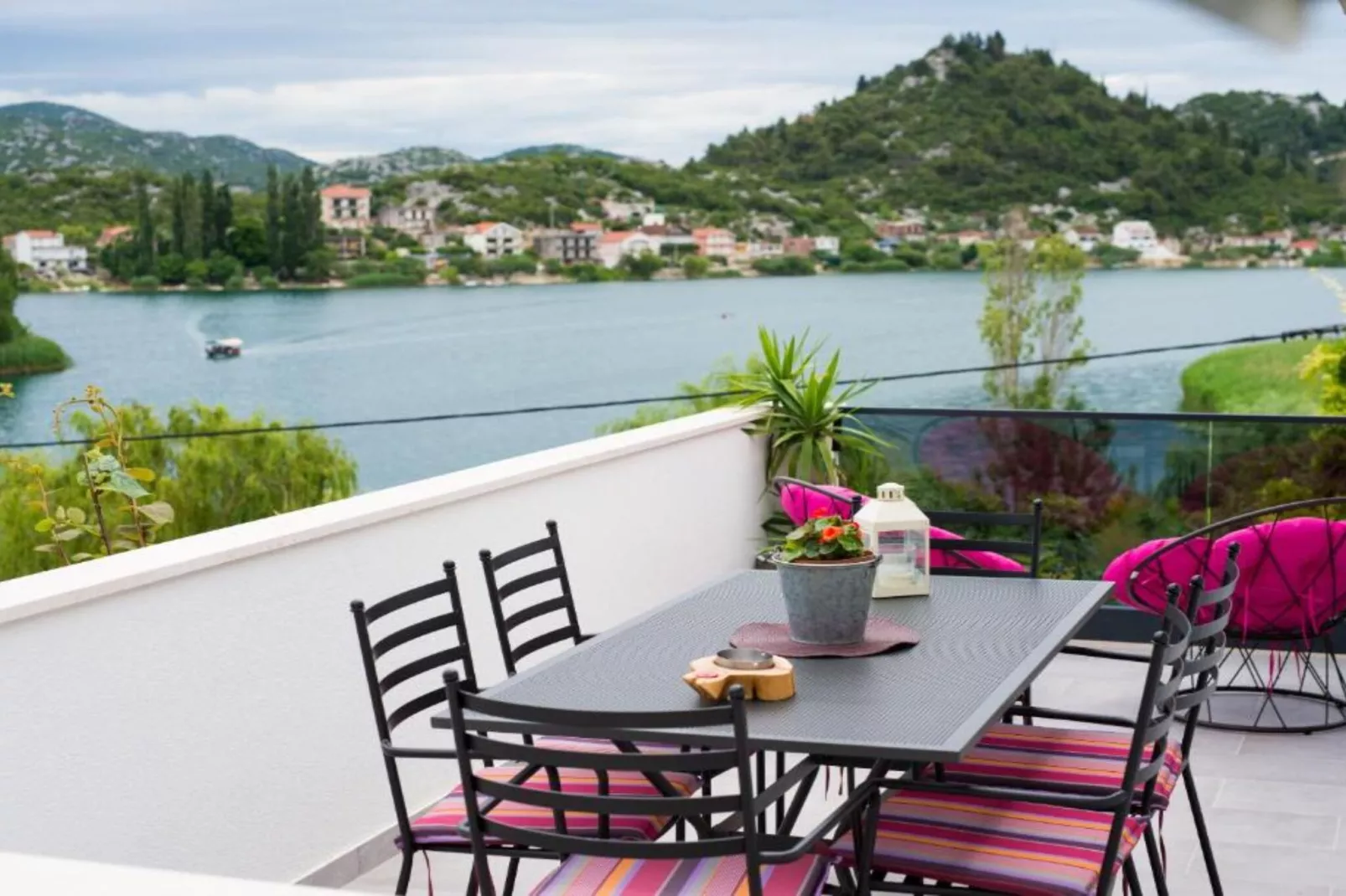 Two-Bedroom Apartment With Lake View-Terras