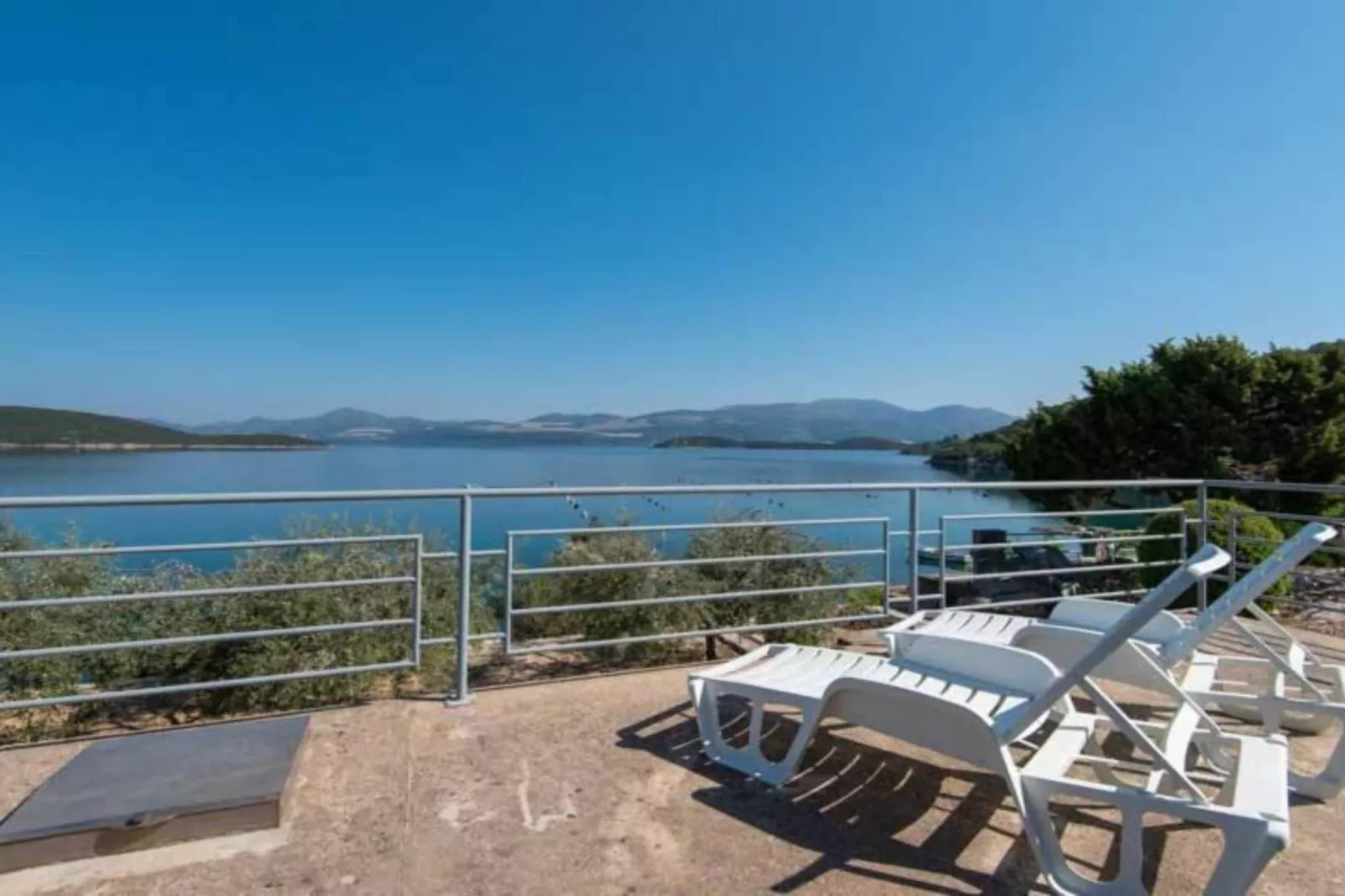 Spacious and Cozy Seafront Apartments - Two Bedroom Apartment  with Terrace and Sea View-Buitenlucht