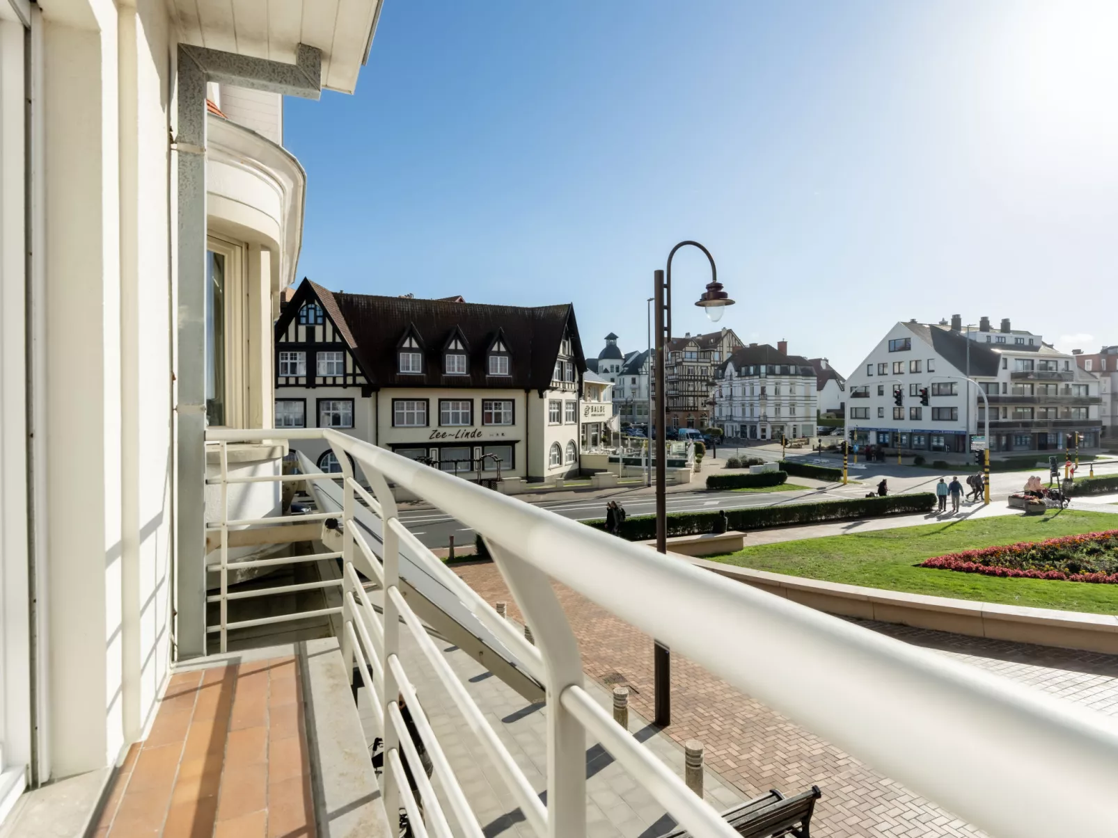 Marie Antoinette close by the sea-Buiten