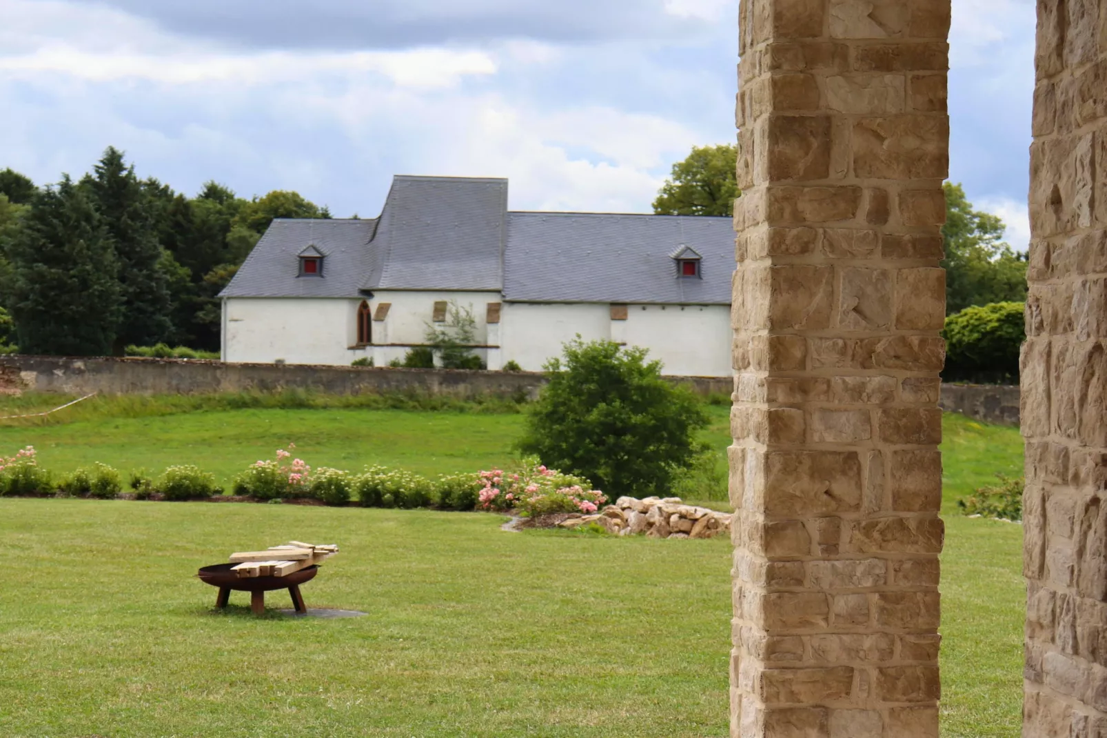 Eifel-Finca mit Whirlpool und Gartenlounge-Uitzicht zomer