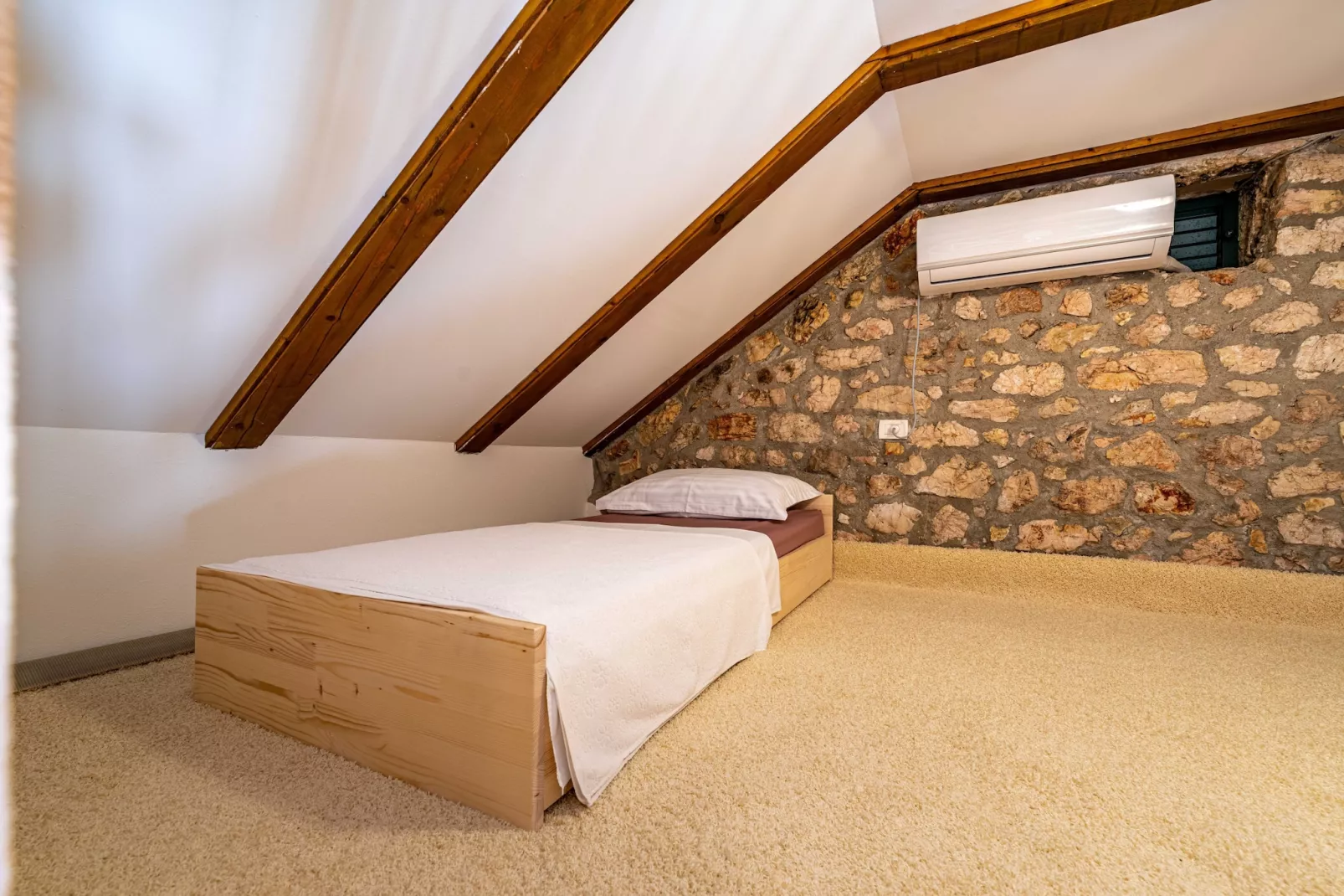 Authentic stone house Momo-Slaapkamer