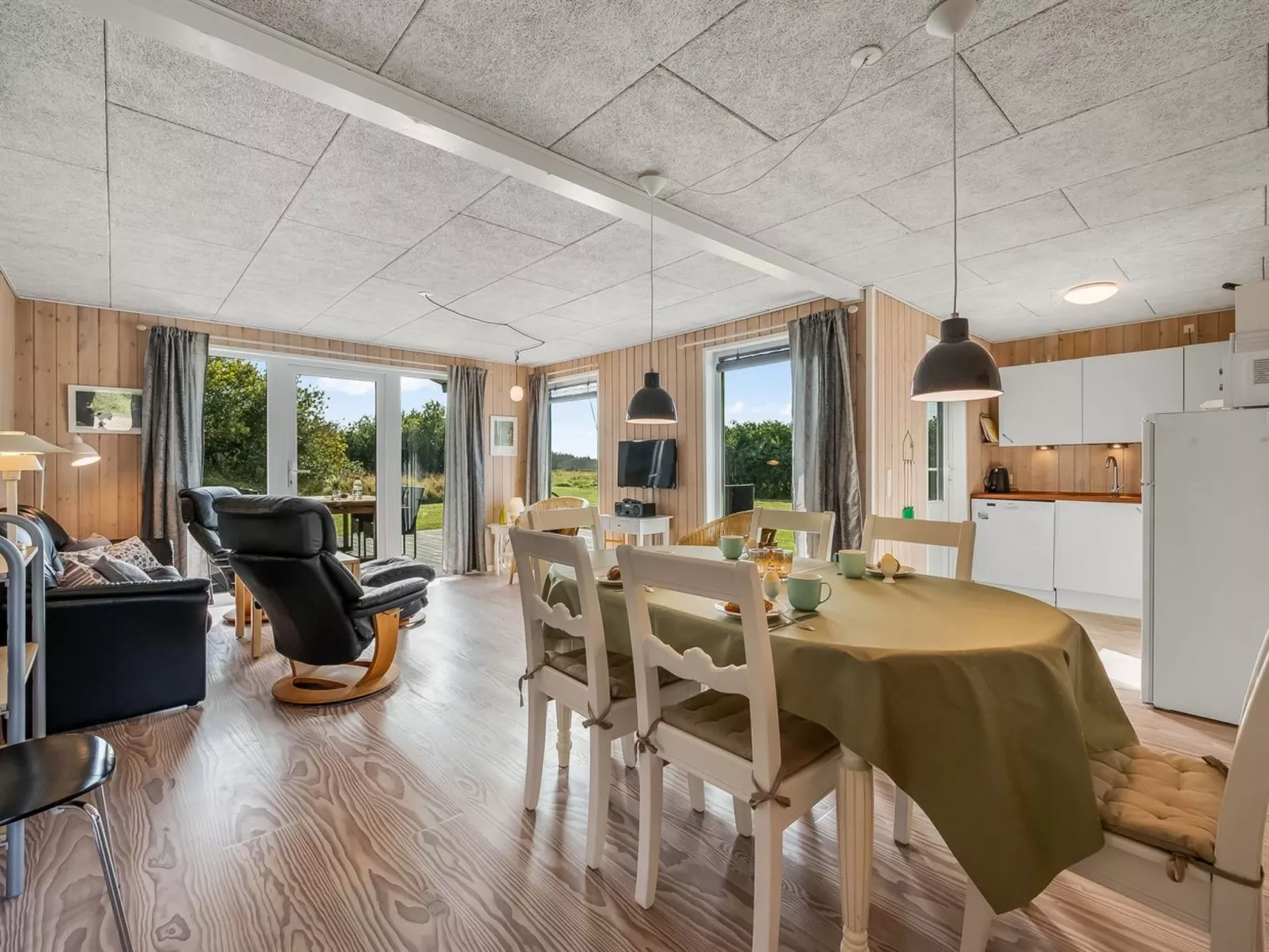 "Holm" - 700m to the fjord-Binnen