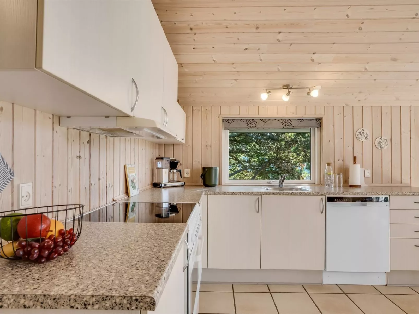 "Skrollan" - 200m to the fjord-Binnen