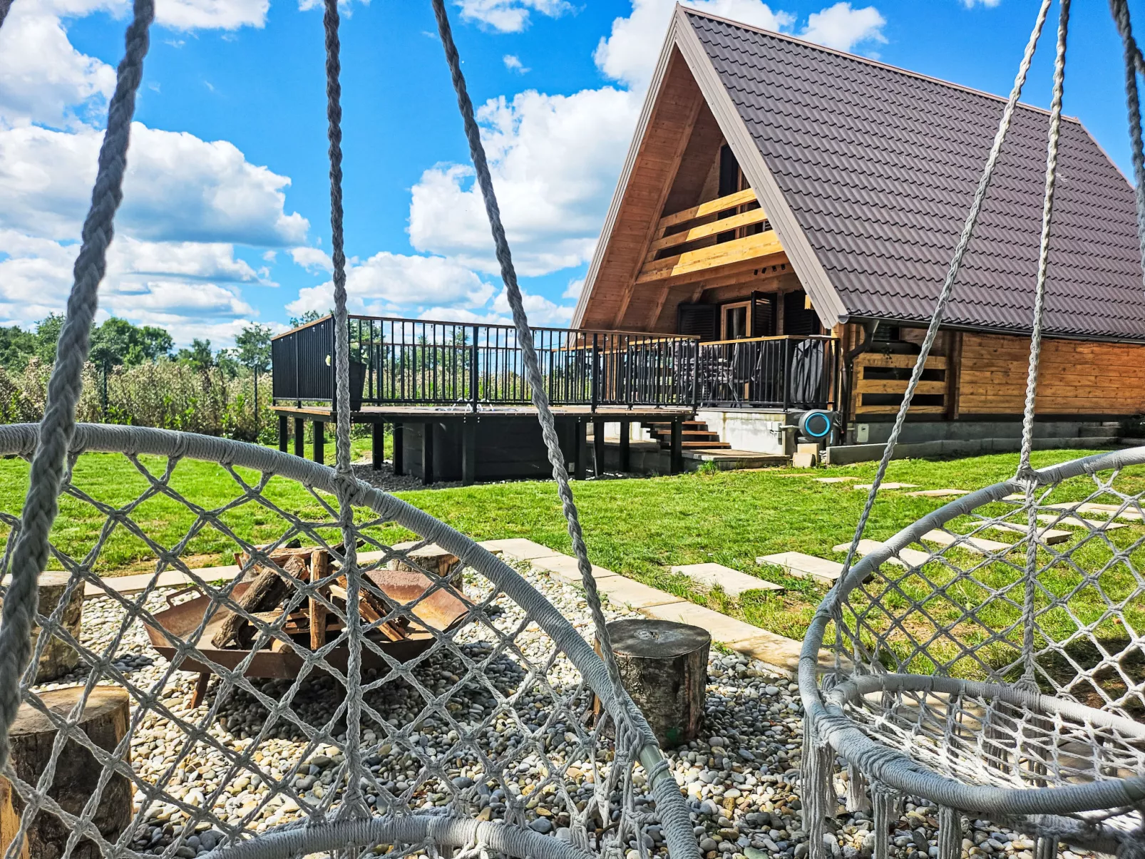 Tomina Koliba Lika-Buiten