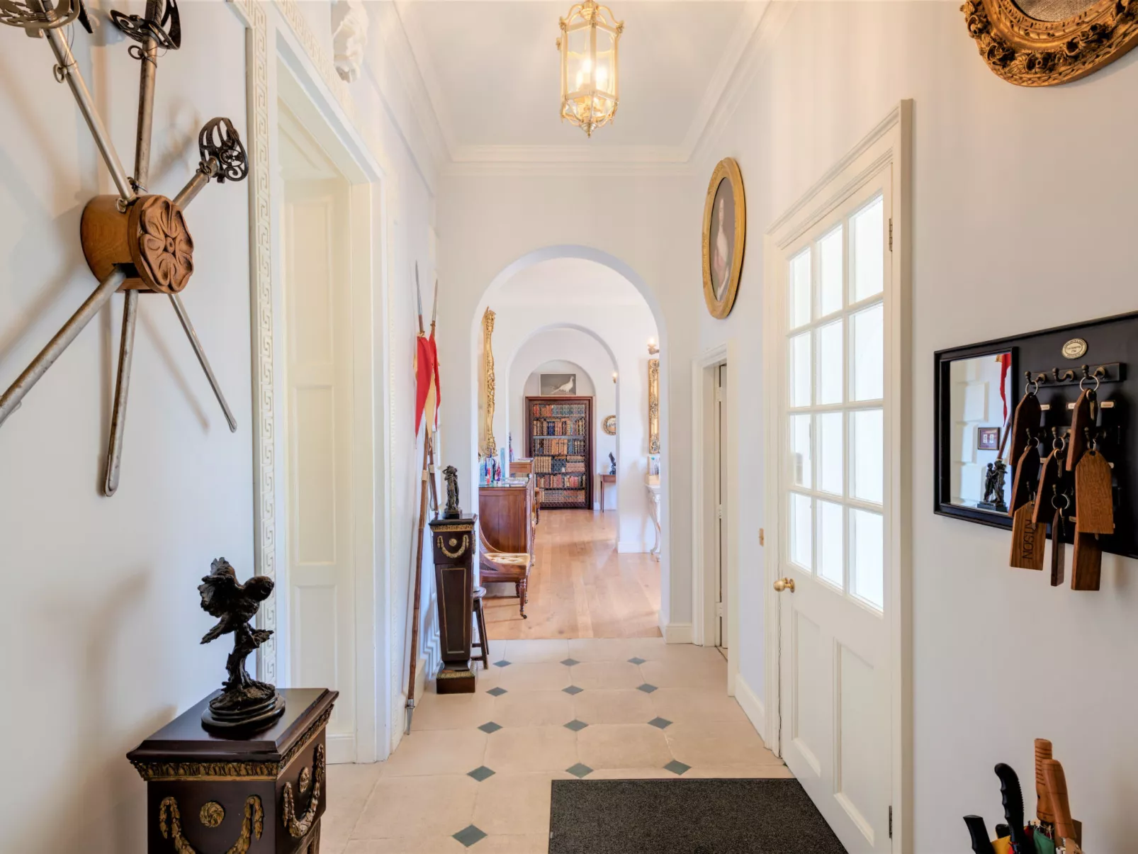 Historic Castle on River Tamar-Buiten