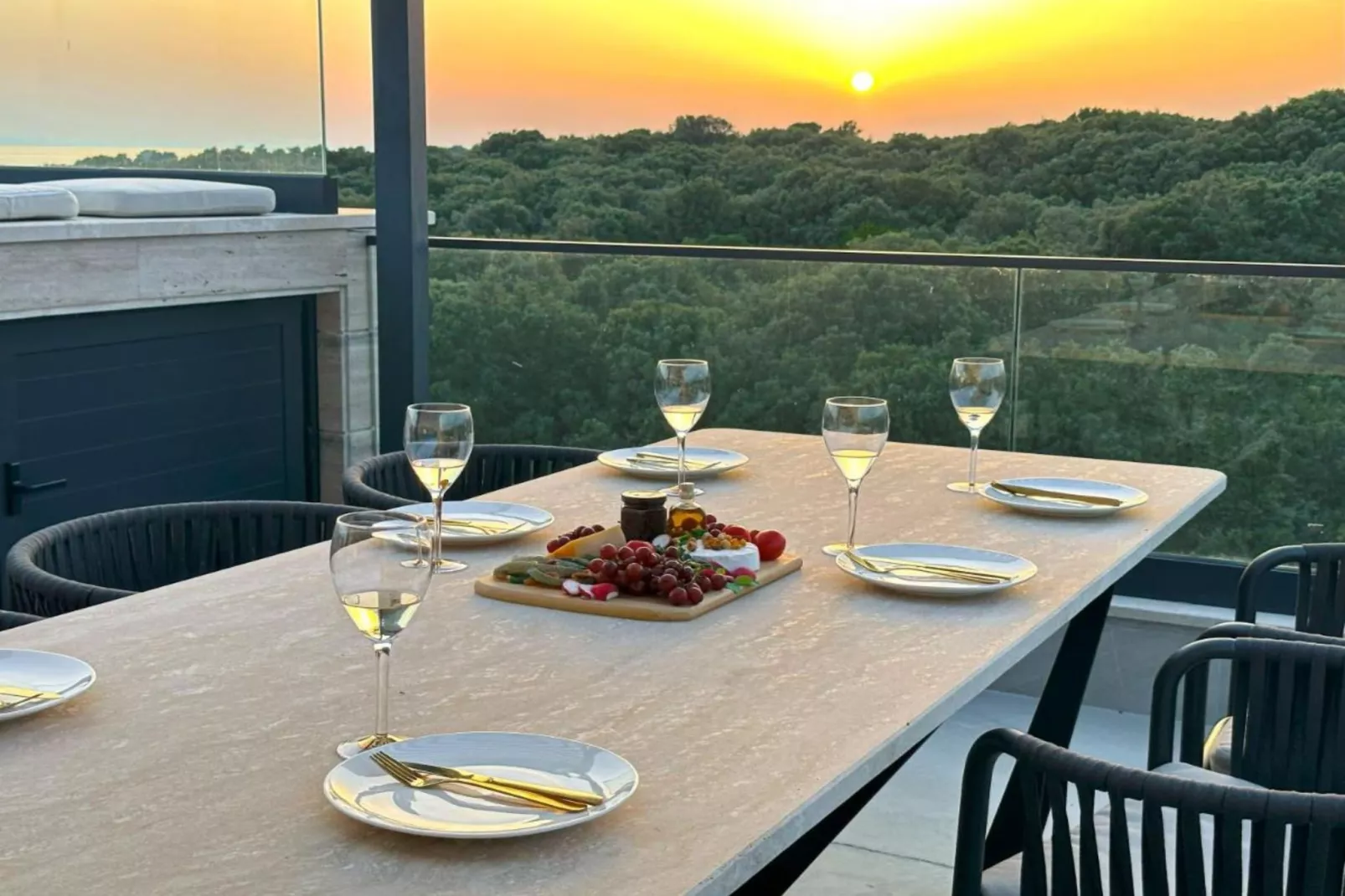 Leonarda Waterfront Residences- Three-Bedroom Penthouse with Infinity Pool (The Skyview Penthouse) - S4-Terras