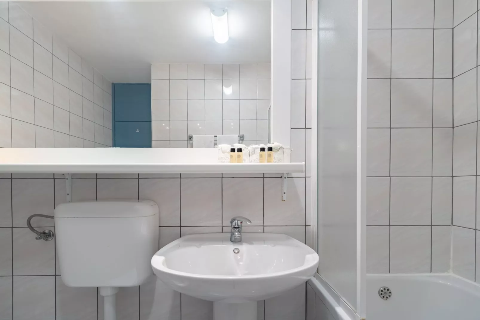 Hotel Issa - Double Room Sea View 6-Badkamer