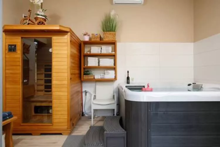 Holiday Home Lišnjak - Three Bedroom Holiday Home with Pool-Spa