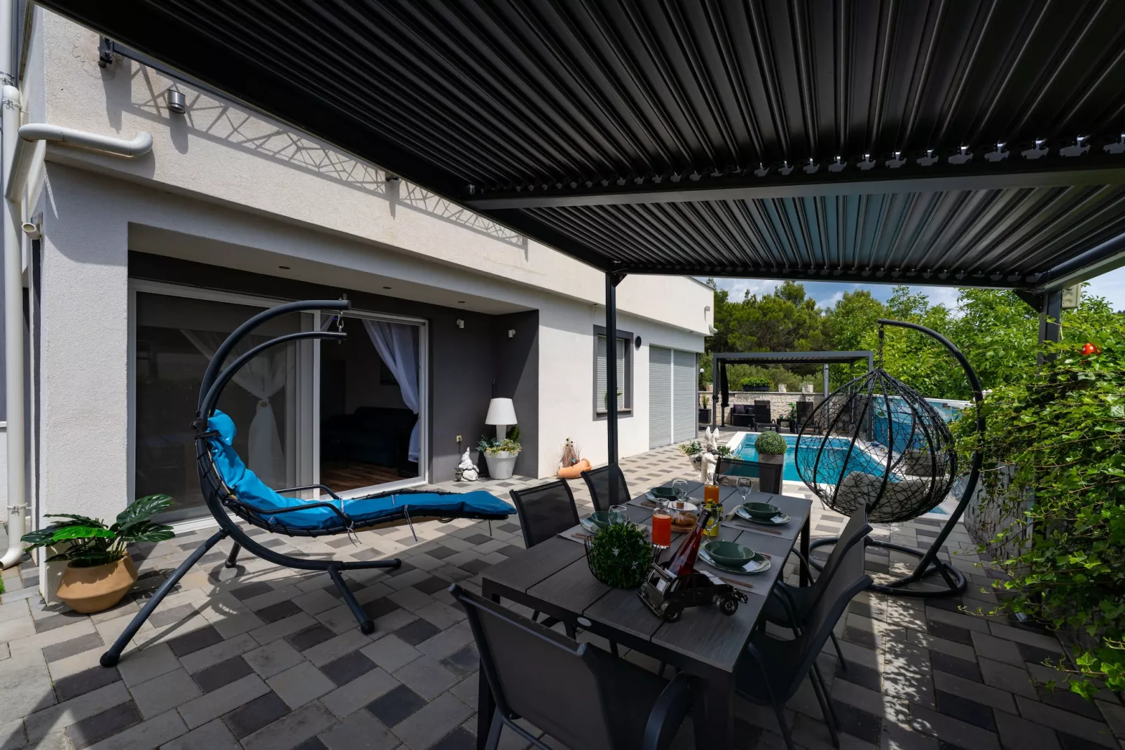 Apartment Nikita with private pool-Terrasbalkon