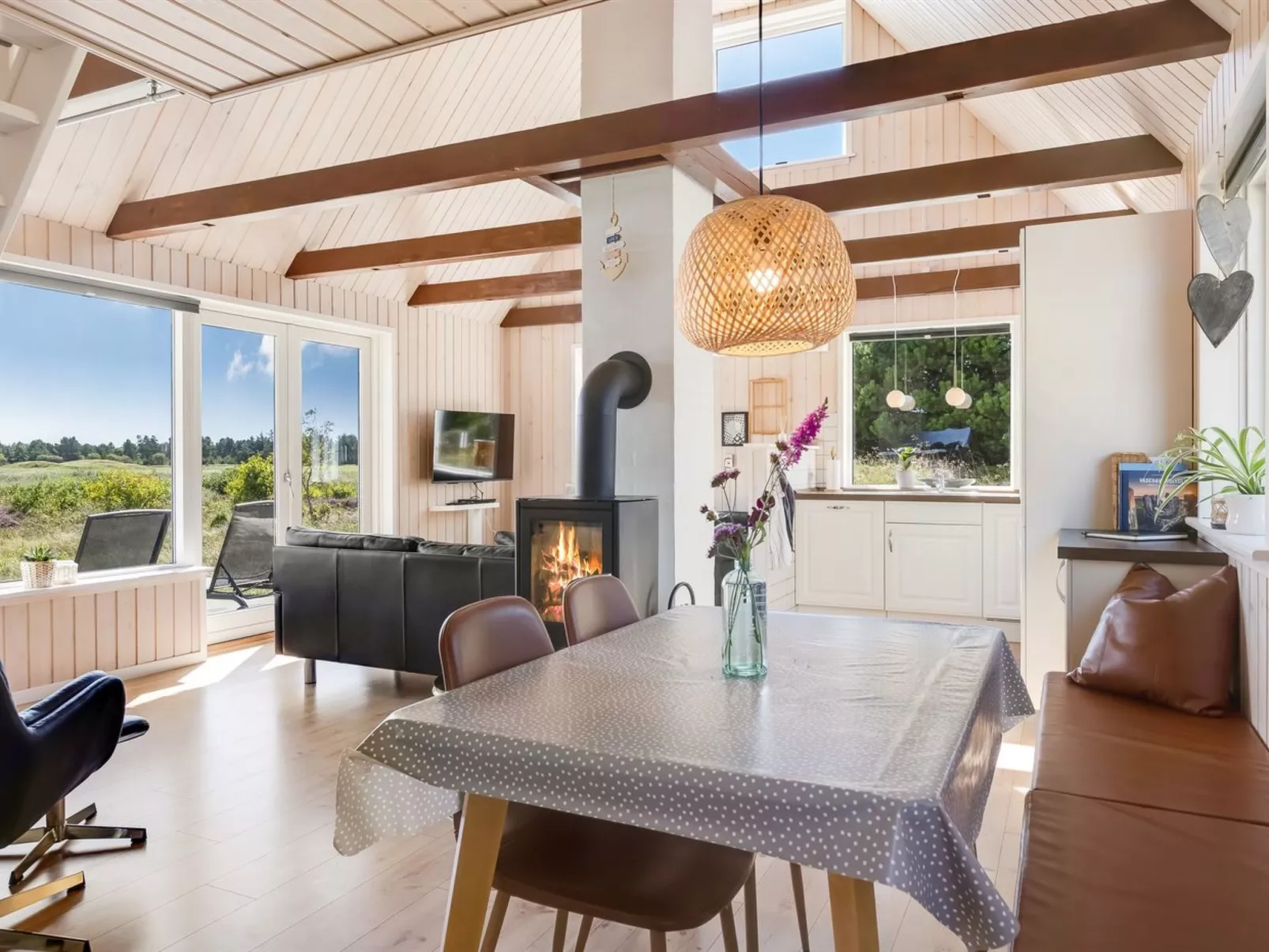 "Clare" - 4km from the sea-Binnen