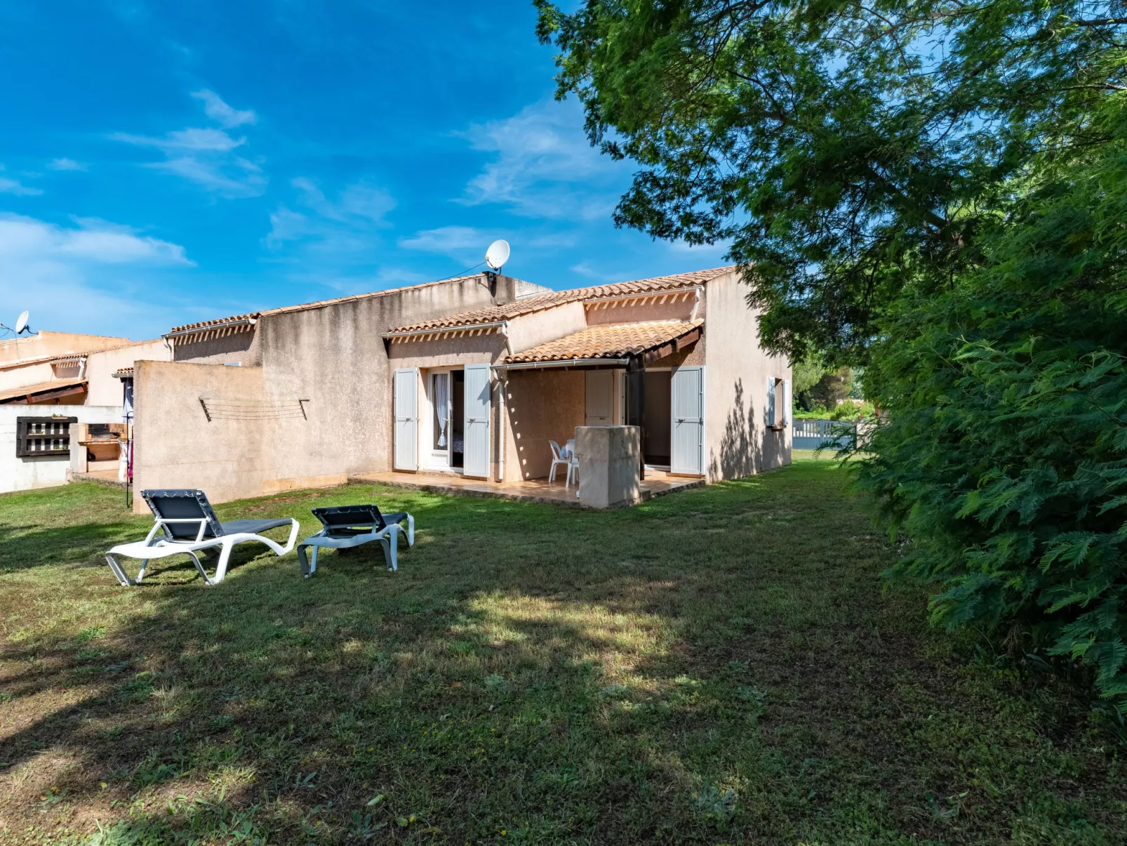 La Pinède, bungalow 6 pers.-Buiten