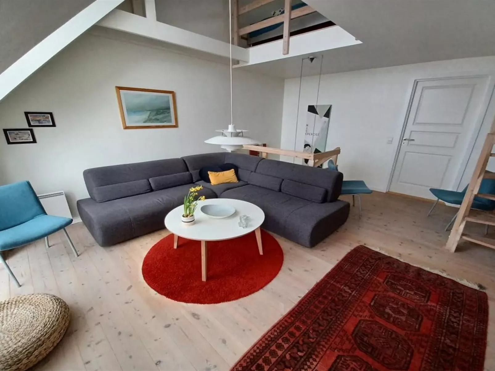 "Line" - 10m from the sea-Binnen