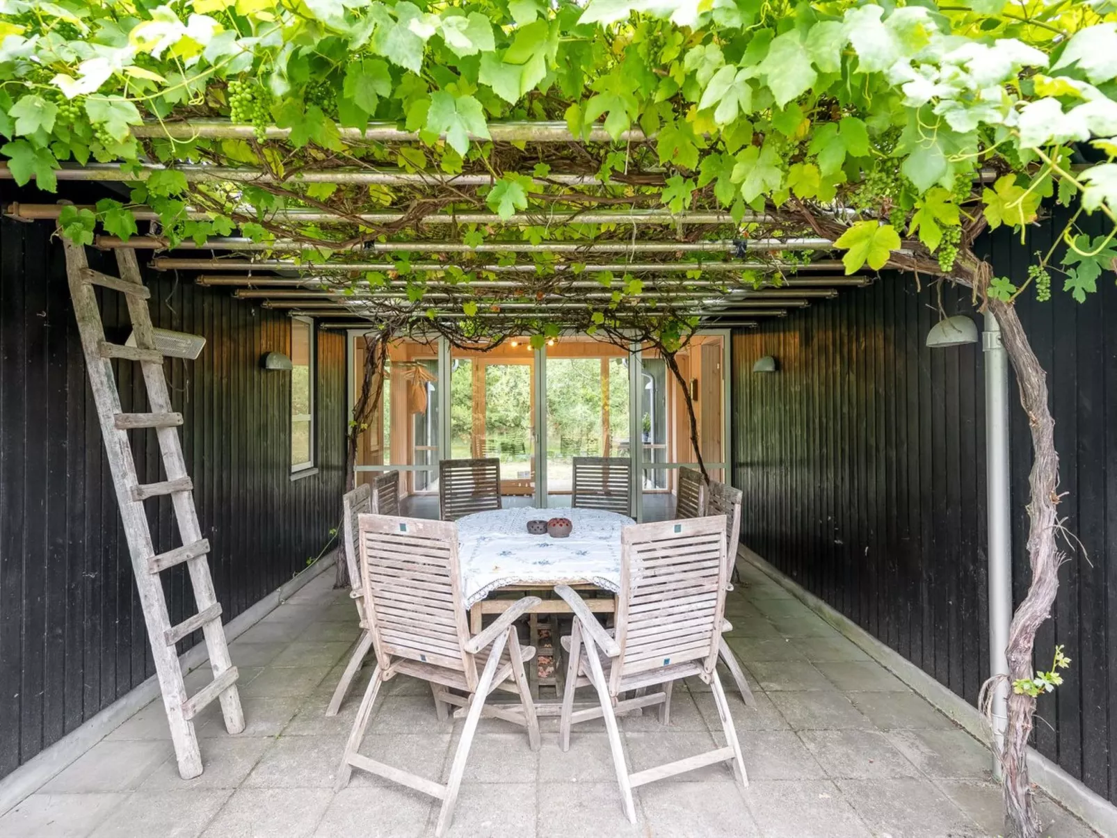 "Trena" - 1.2km to the fjord-Buiten