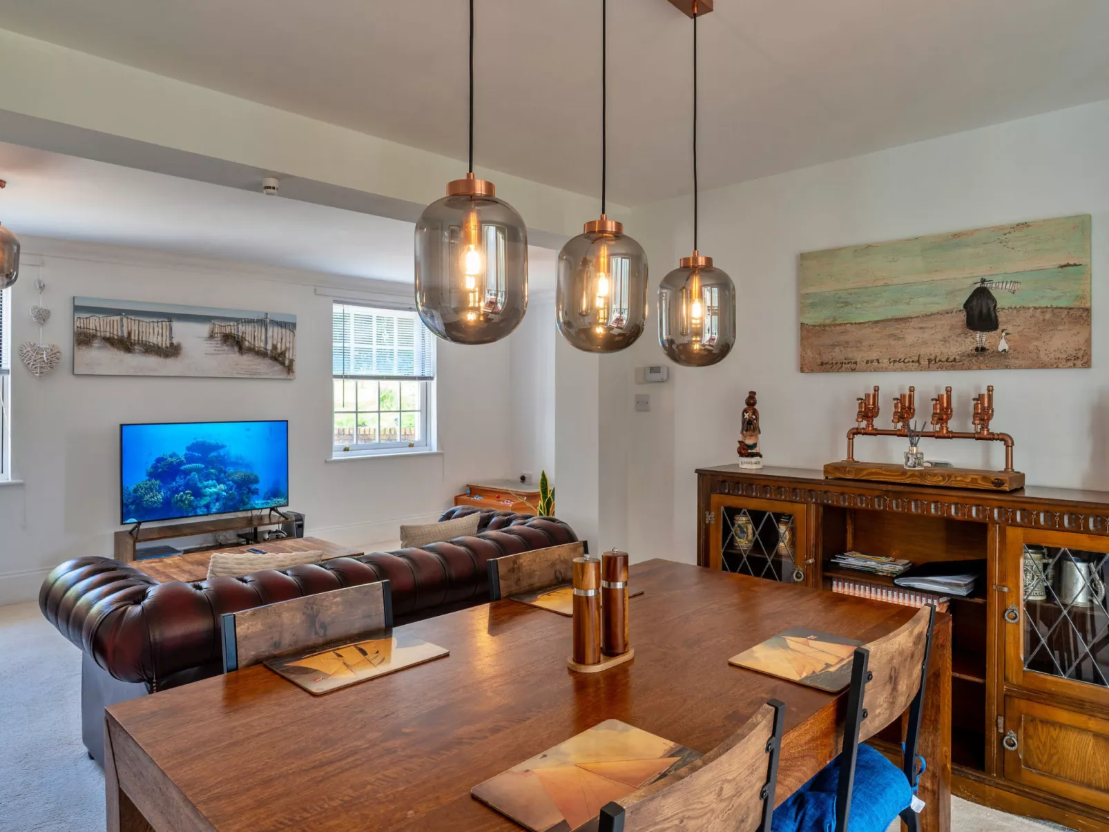 Nicely Tucked Away Cottage-Binnen