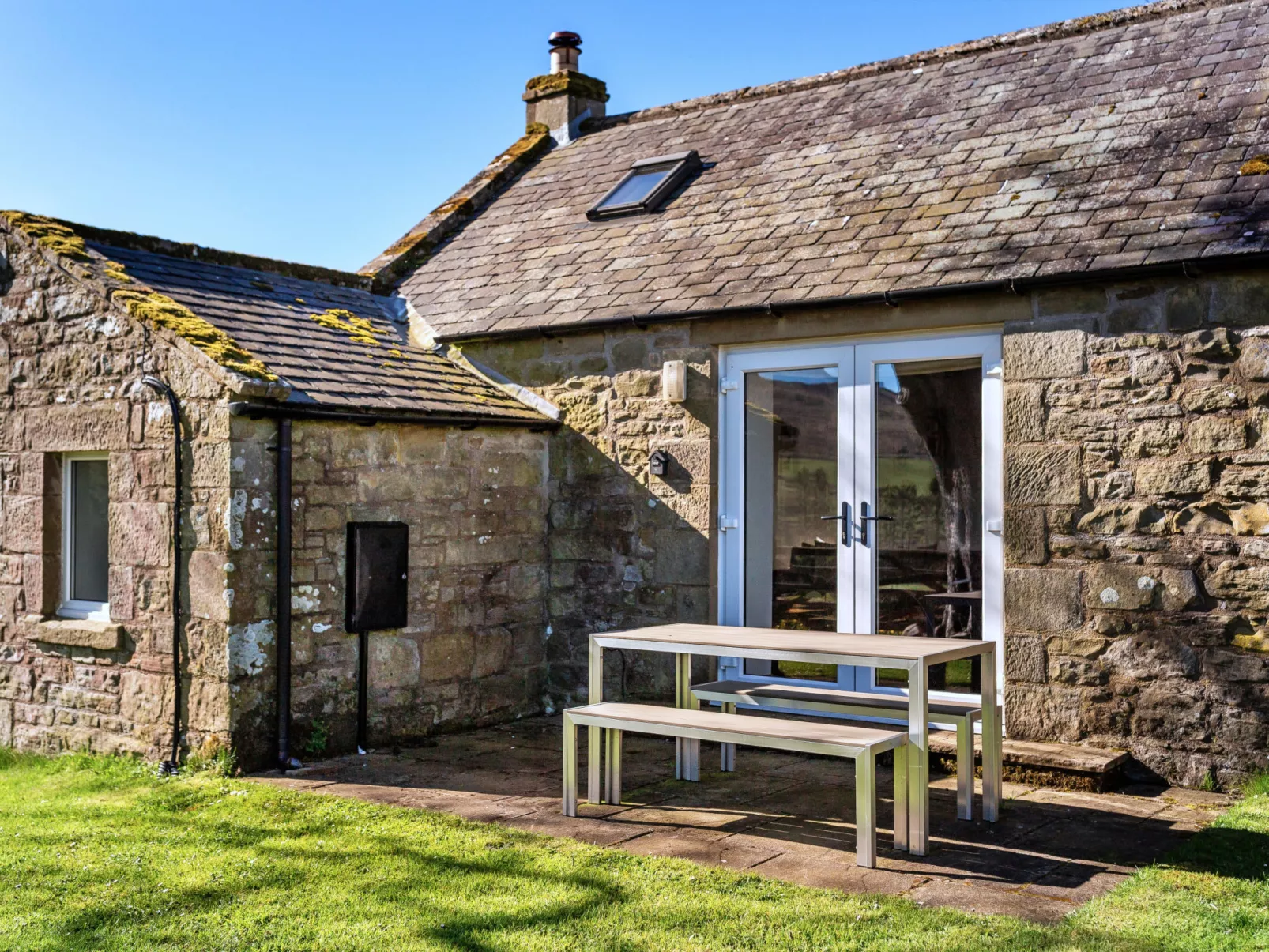 The Old School-Buiten