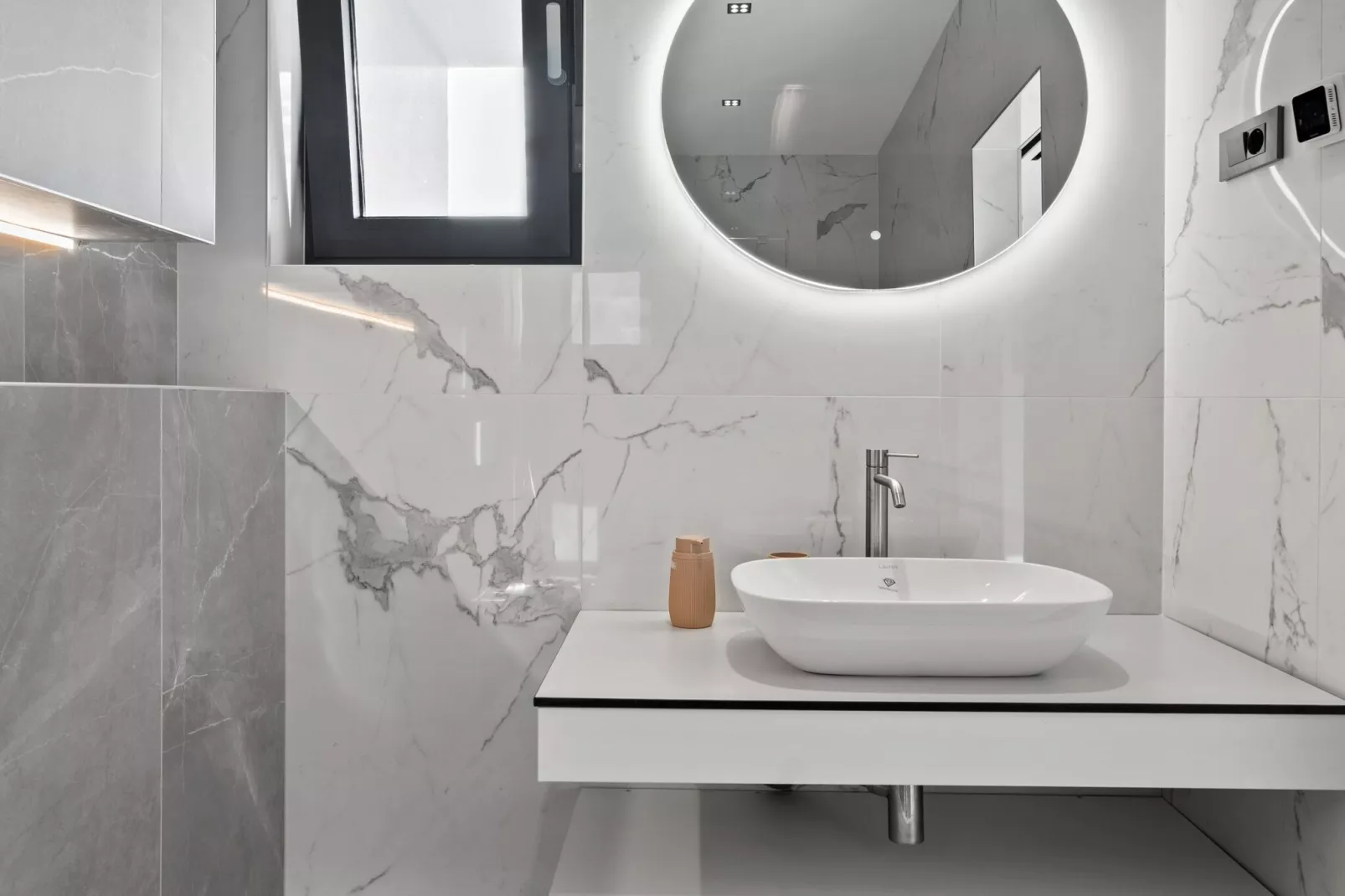 Villa Freedom - Five Bedroom House with Balcony-Badkamer