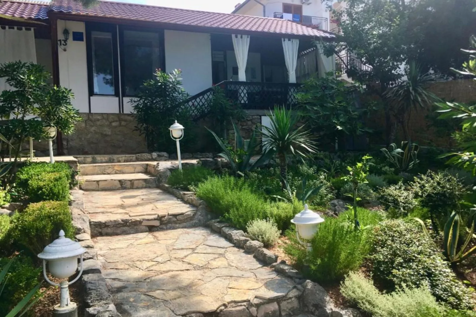 Beach House - 2m from beach - Three Bedroom House-Buitenlucht