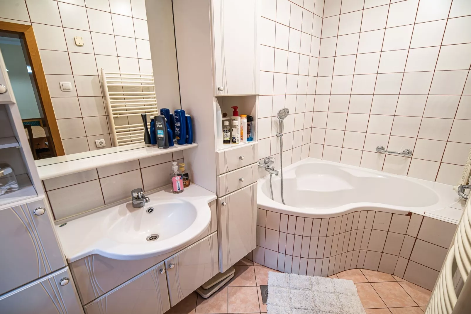 Relaxing Retreat with Hot Tub in Sevnica - Three Bedroom Apartment-Badkamer