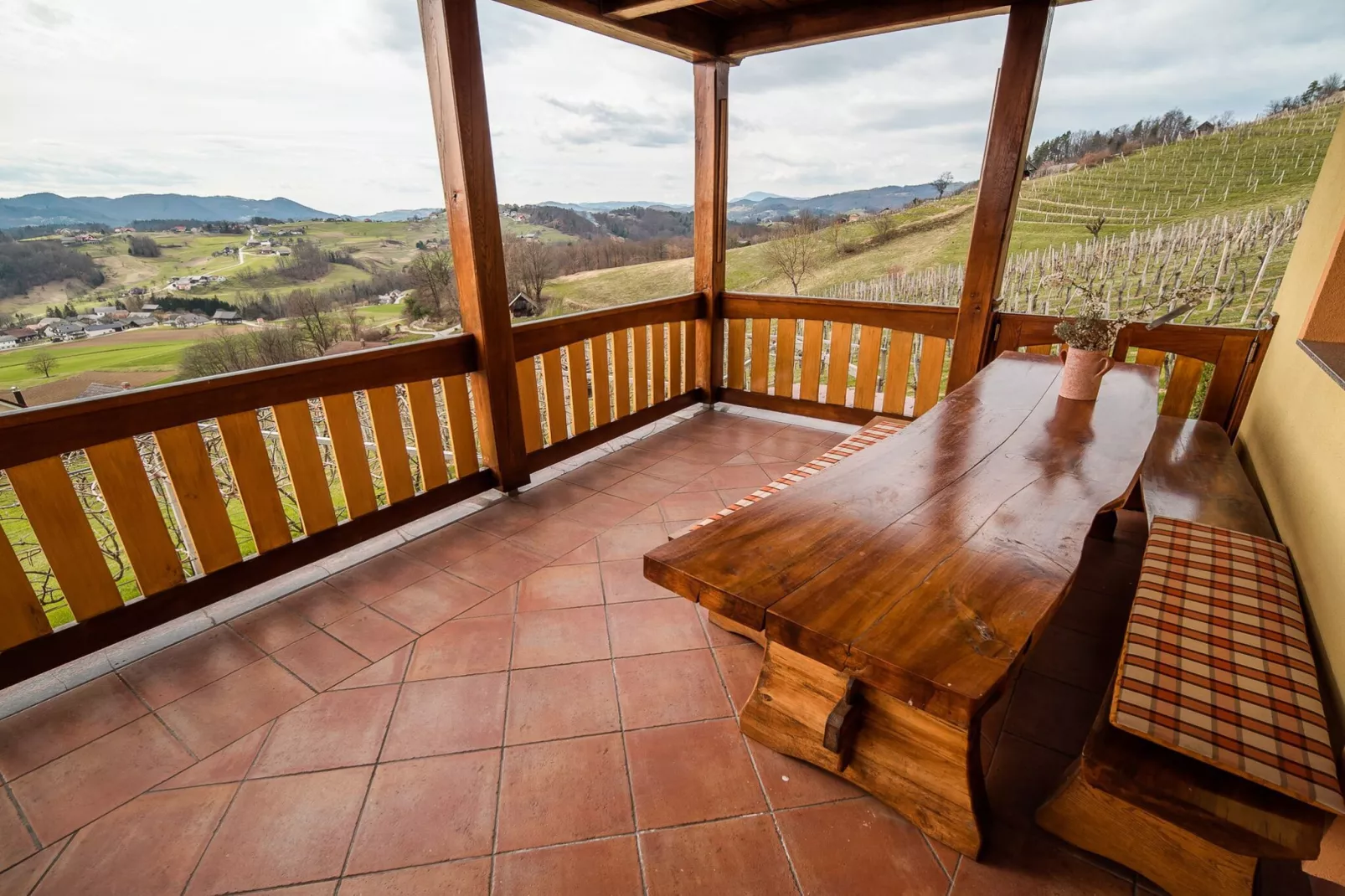Vivid Hillside Country House with Hot-Tub and Sauna - Two Bedroom Country House-Terrasbalkon