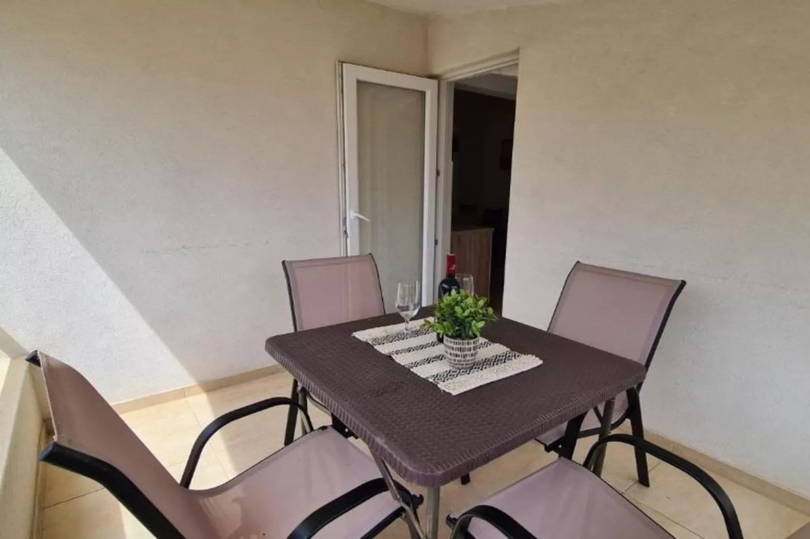 Apartment with One Bathroom-Terrasbalkon