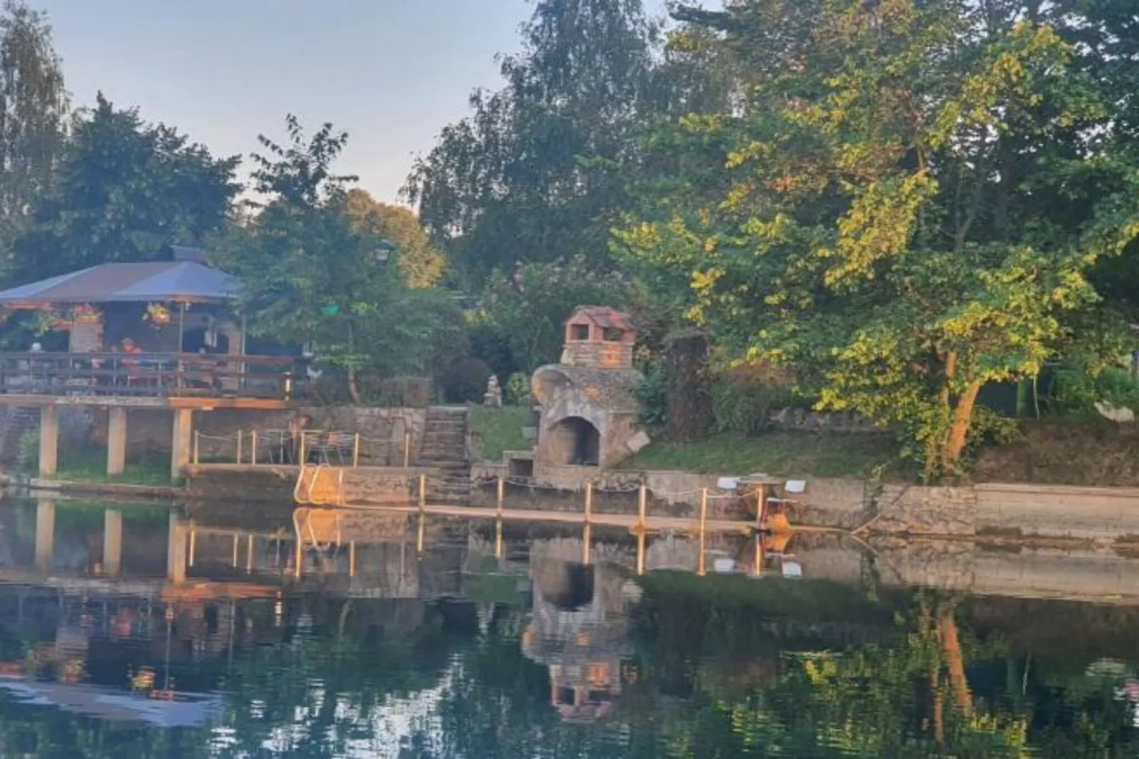 Four bedroom home with river view-Buitenlucht