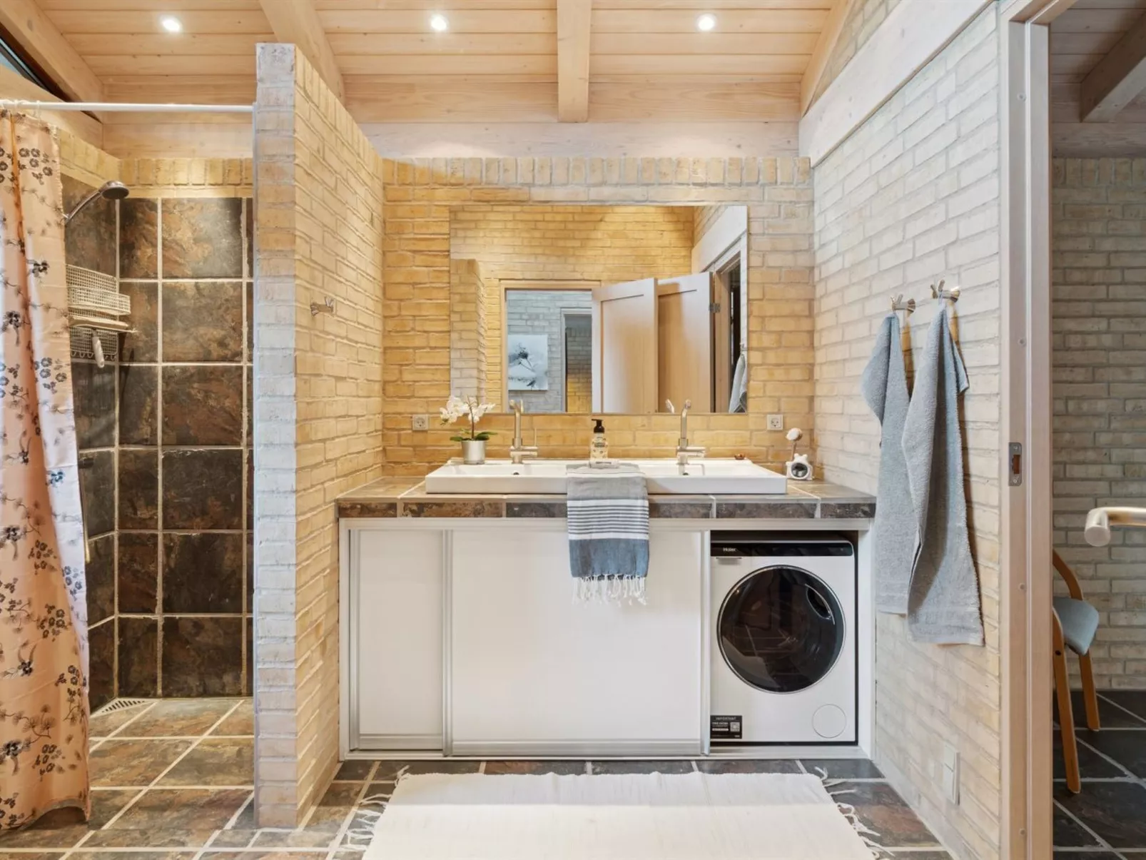 "Jorid" -  from the sea-Binnen