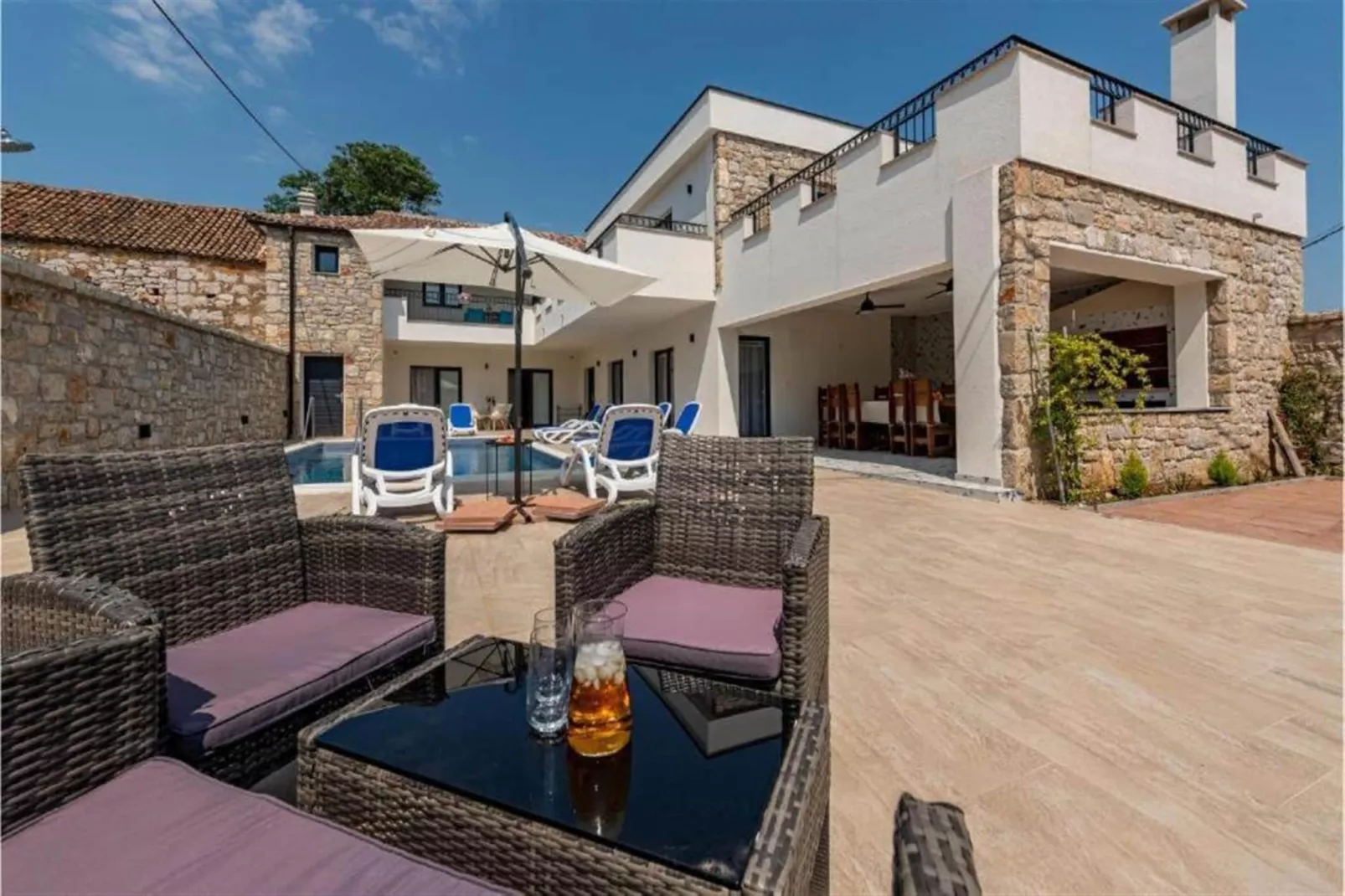 Villa Sokol with private pool-Terrasbalkon