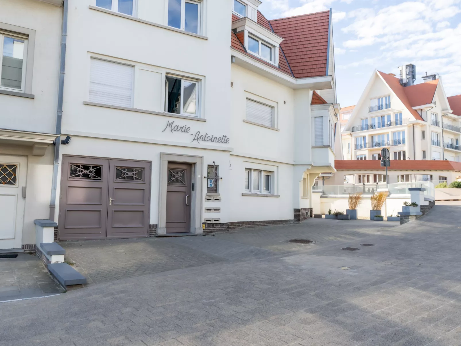 Marie Antoinette close by the sea-Buiten